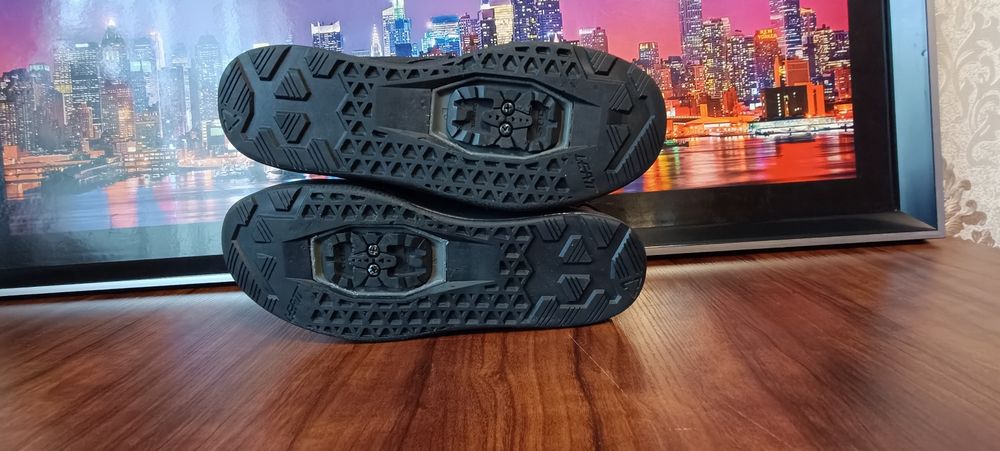 MTB DH топталки от LEATT 4.0