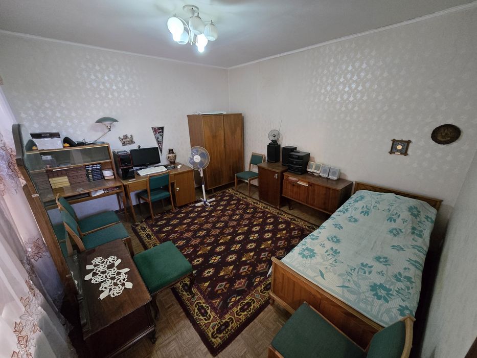 Продаётся 4-комнатный дом в центре города