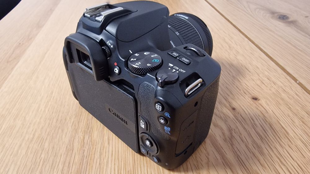 Canon EOS 250D + Obiectiv 18-55mm ca nou