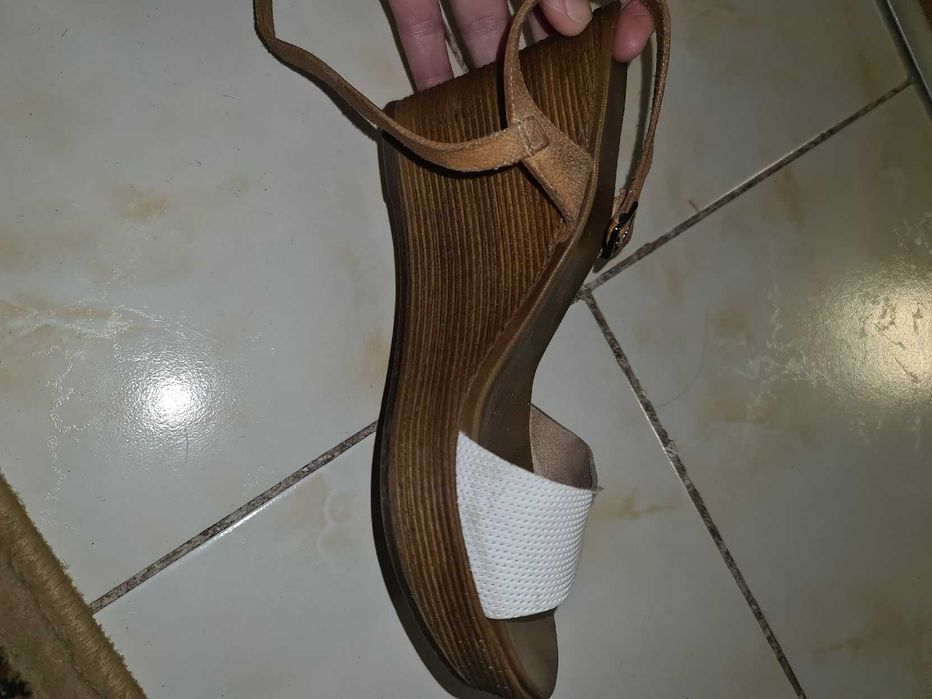 Босоножки танкетки продам