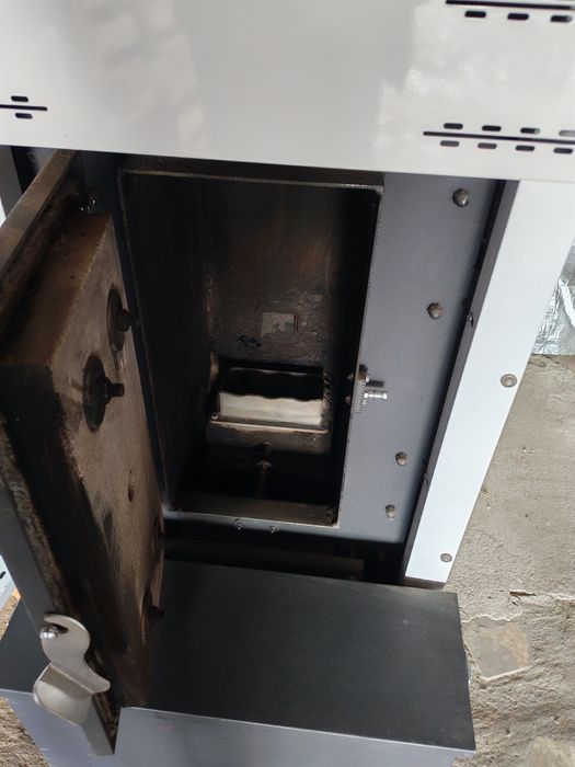Vand centrală pe peleti Lydia Compact Plus 25 kW+cos inox de 4.5 metri inaltime+aspirator centrală cadou.