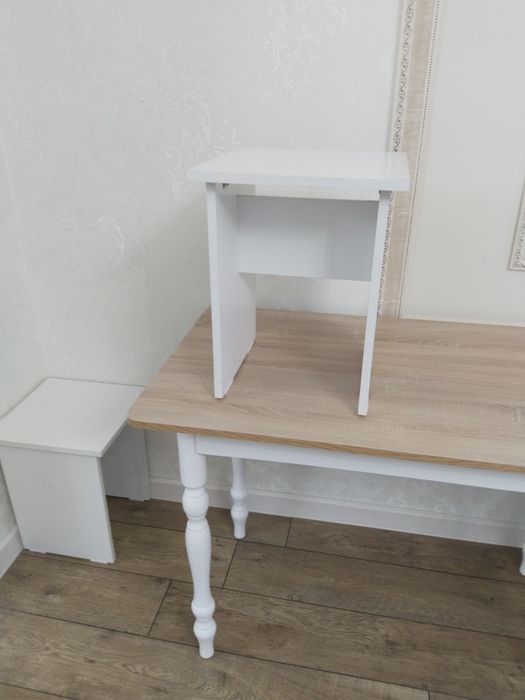 Табуретки белые  2шт