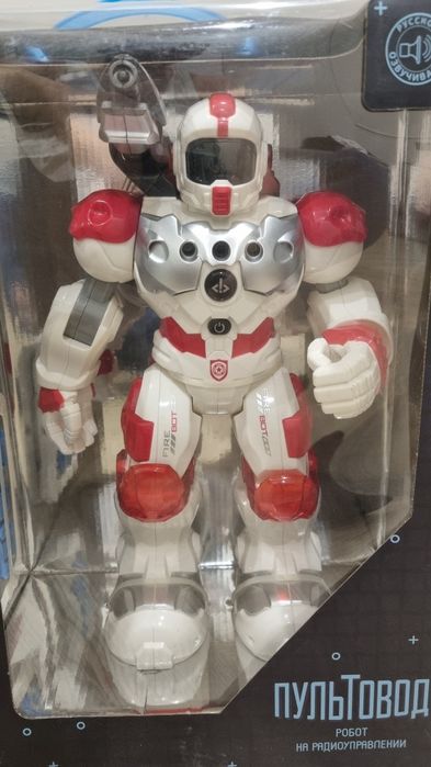 Робот на пульту новый