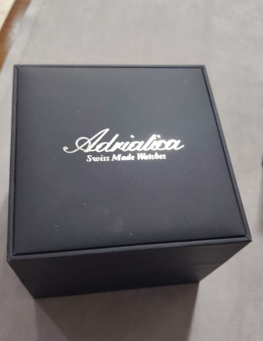 Часы швейцарского бренда Adriatica