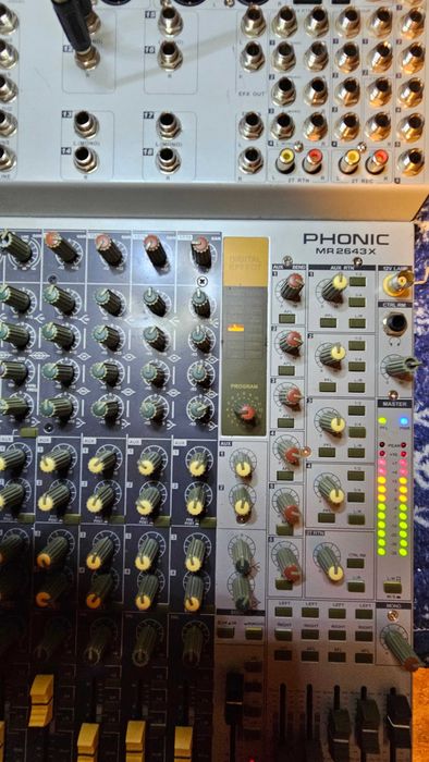 Mixer audio cu 18 canale Phonic MR2643X Helix, efecte digitale
