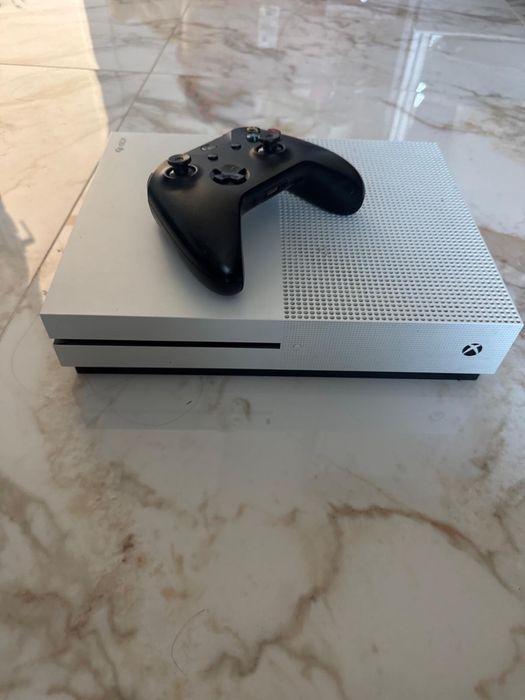 Vând Xbox One S , stare perfecta