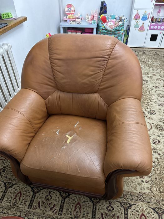 Продам кожаный диван в комплекте