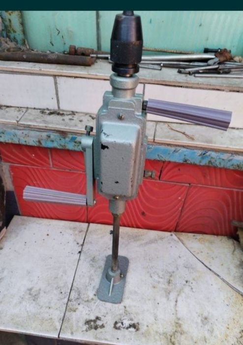 Mașina găurit manuala și coarbă