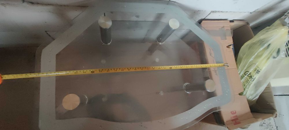 Măsuță de sticlă pe colț