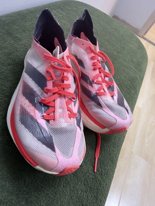 Оригинальные беговые кроссовки Adidas.