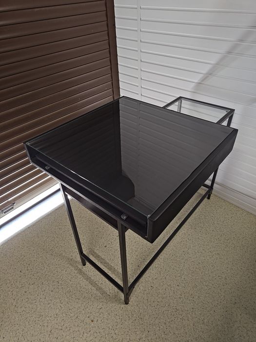 Doua vitrine expunere bijuterii sau obiecte mici, pentru masa/blat cu sertar 62x62