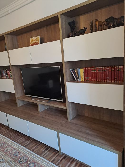 Bibliotecă spațioasă cu dulapuri de depozitare