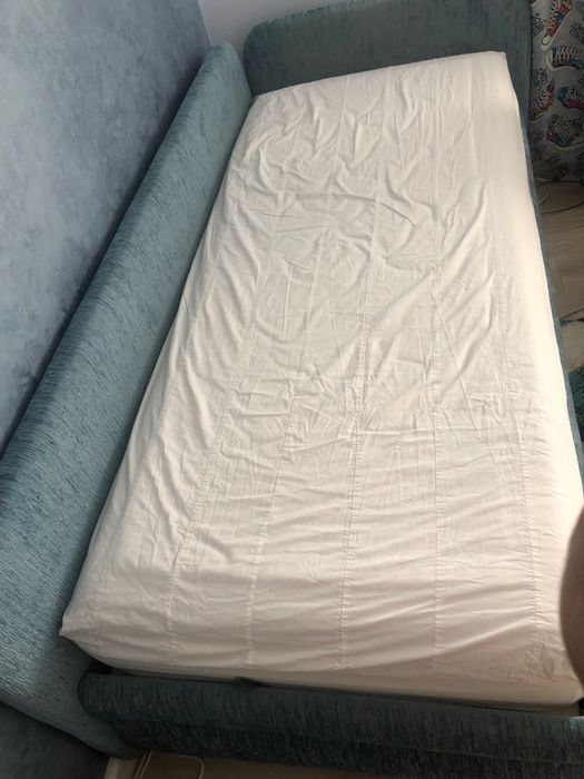 Pat + fotoliu în stare impecabilă