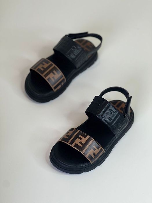 Сандали Fendi 27 размер для девочек