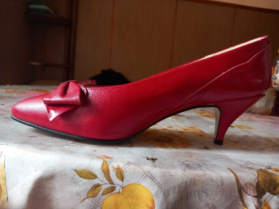 Червени дамски обувки с ток 38 номер