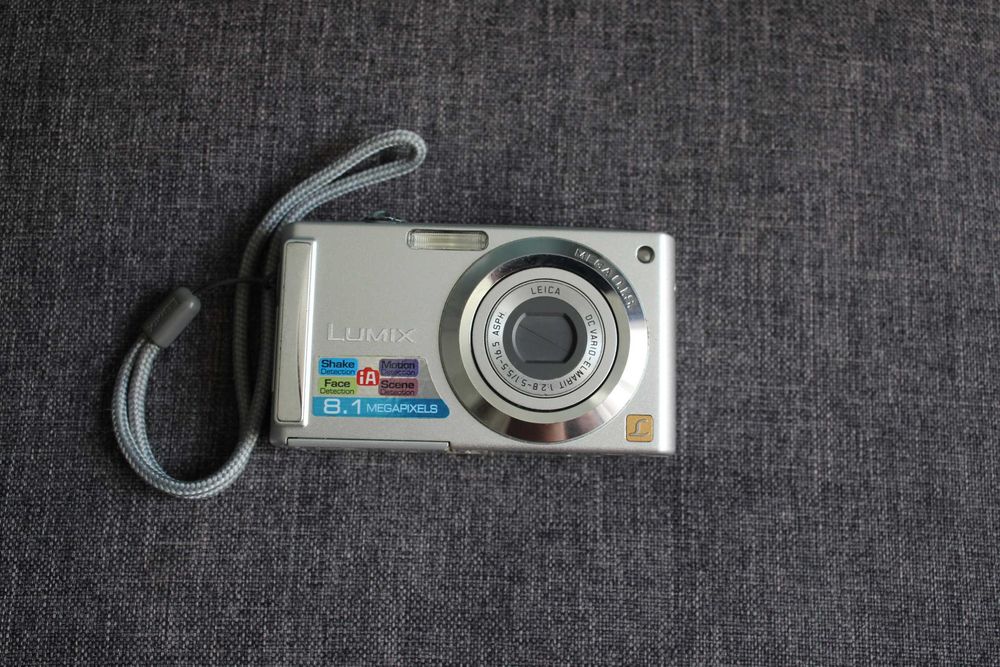 Aparatul foto  compact Panasonic