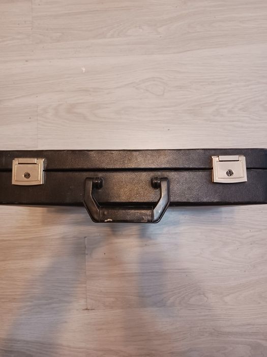 Продавам дипломатически куфари