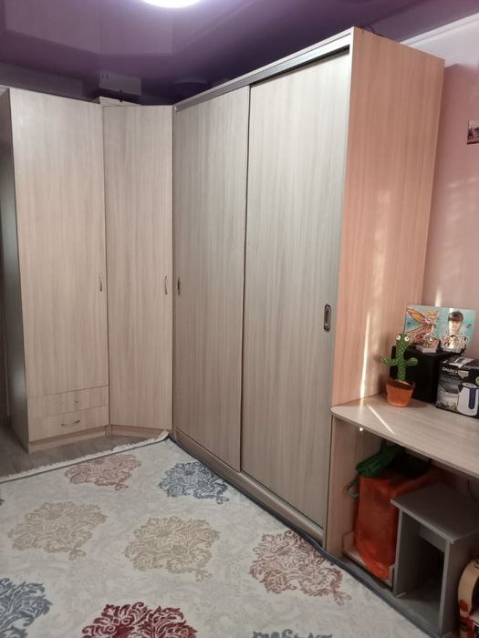 Угловой шкаф-купе с гарнитуром и столом