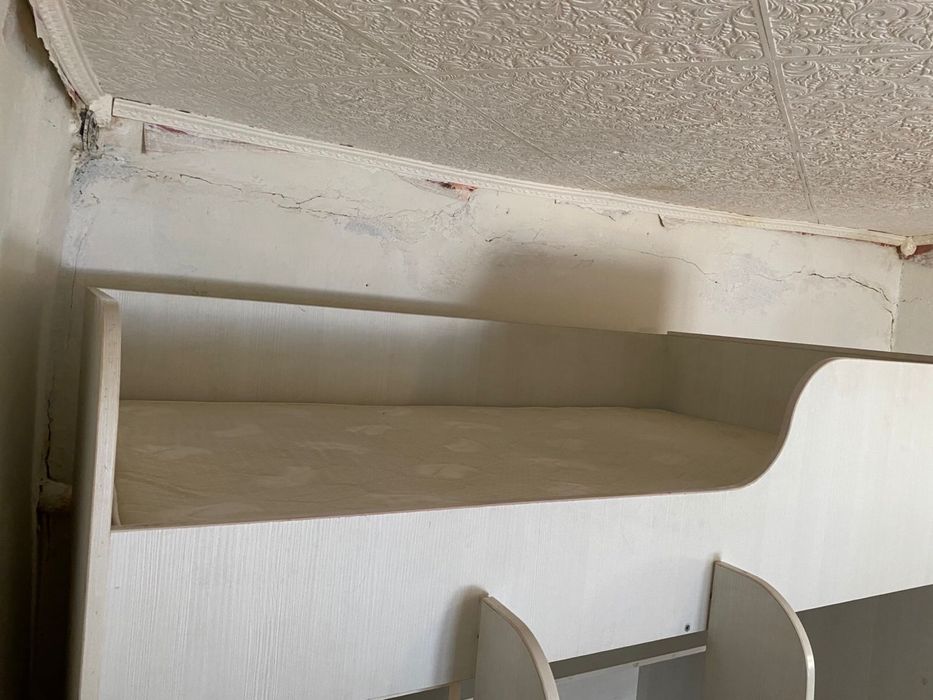 Детская кровать с встроенным столом