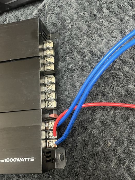 Продам Усилитель в машину