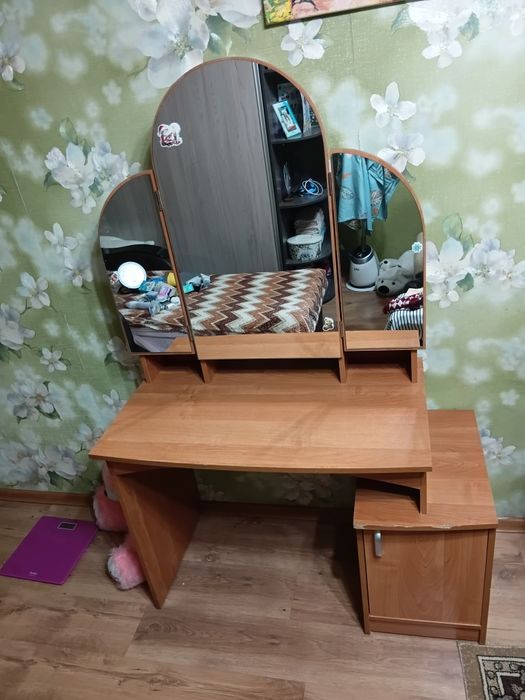 Продам трюмо с зеркалом