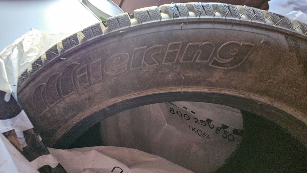 Продам два шипованых балона