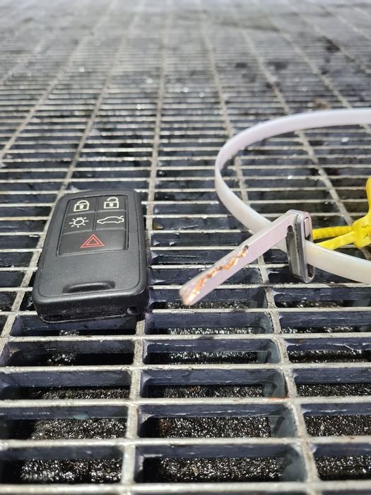 Contact Cu Cheie Volvo XC60 2.4 D 2008 - 2013 SUV (854) DOAR CHEIA