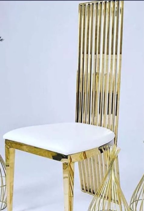 Vand 4 scaune aurii si panoul floral prezidiu