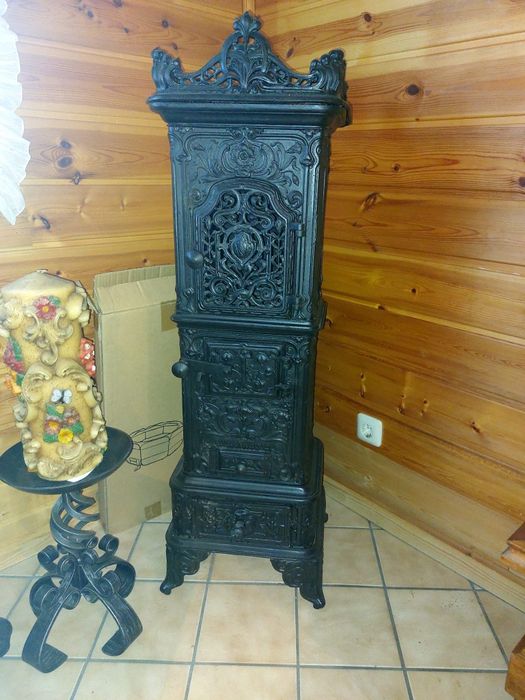 Sobă din fontă veche pe lemne