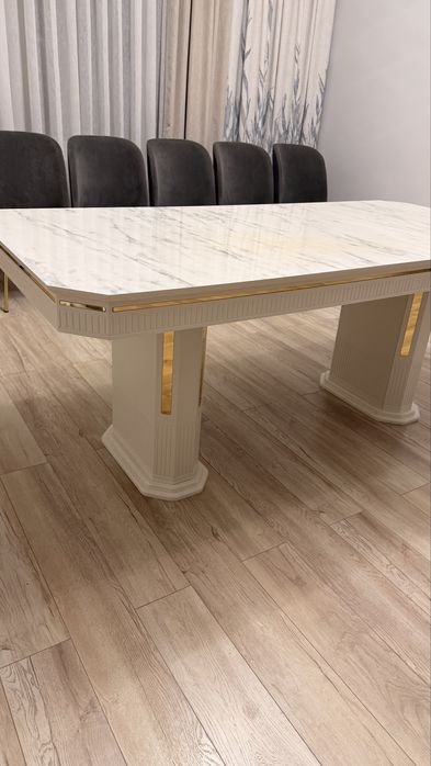 Продается Стол со стульями в идеальном состояний