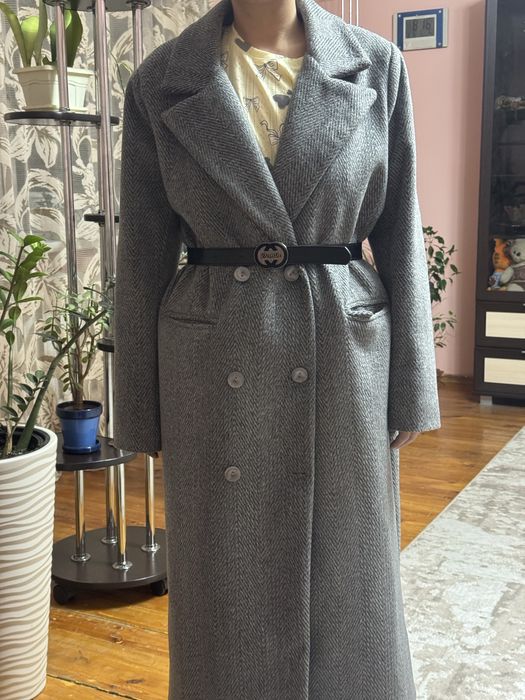 Серое пальто длинное