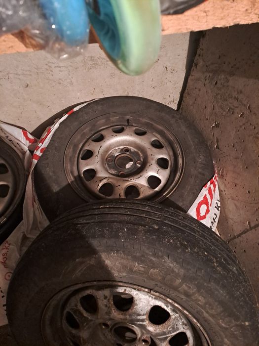 Продам 4 диска. 2 диска с резиной