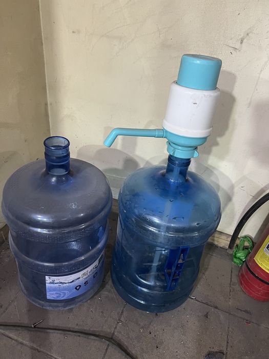 Помпа ручная для воды с бутылями