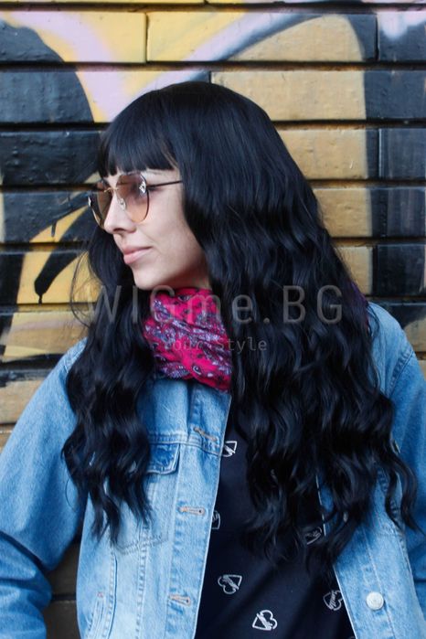 Дълга на вълни черна перука с бретон Мег