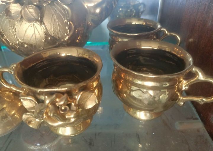 Продам золотой набор чайного сервиса.