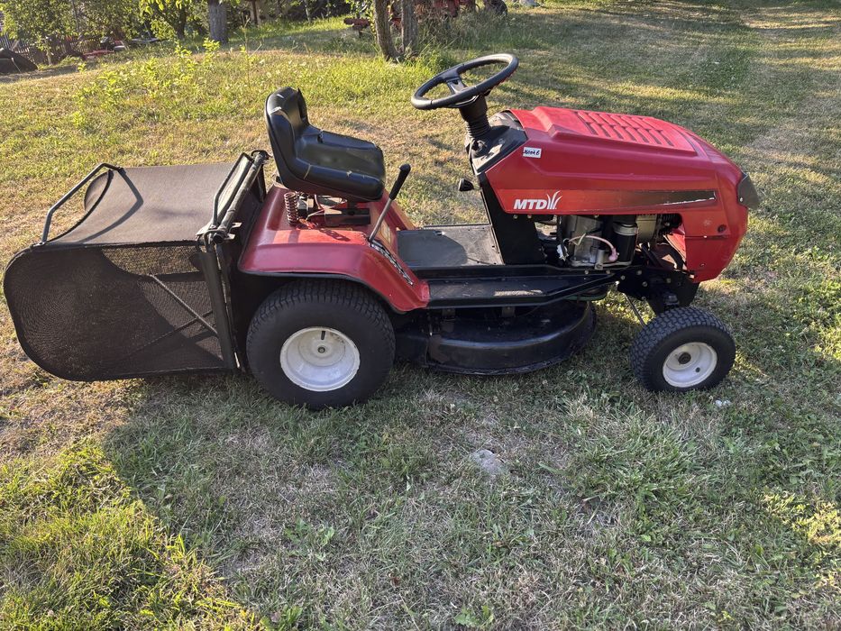 Vand tractoras de tuns iarba