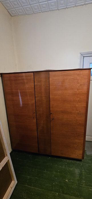 Продавам двукрилен гардероб