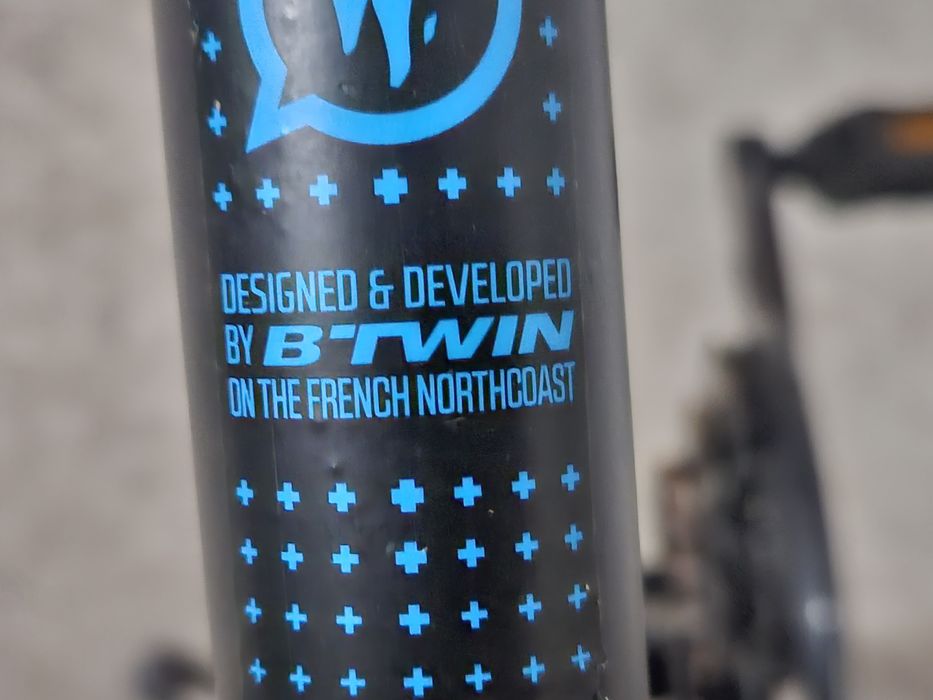 Vând Bicicletă MTB B'TWIN Rockrider 500 – Negru/Albastru
