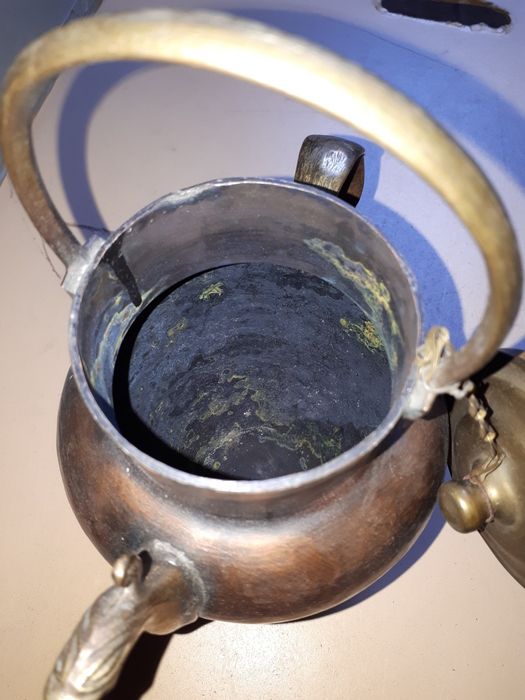 меден чаинин с бронзови орнаменти