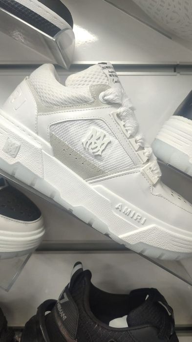 Vând adidași diferite marcii