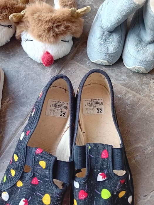 Lot 25 perechi păpuci de casă/copii – stare foarte bună – ideal pentru revânzare