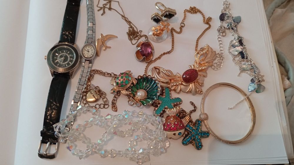 Продам винтажные броши и украшения.