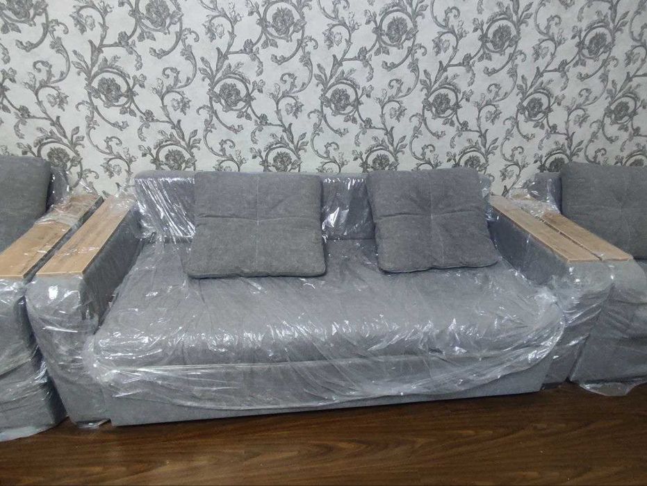 Продается диван (новый) с двумя креслами