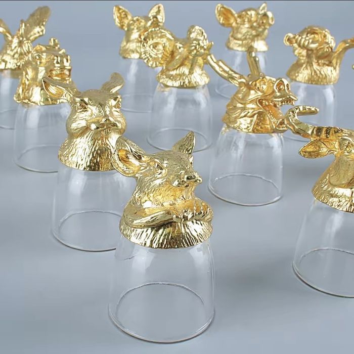 Елегантен люксозен комплект: стъклен графин и 12 зодиакални чаши