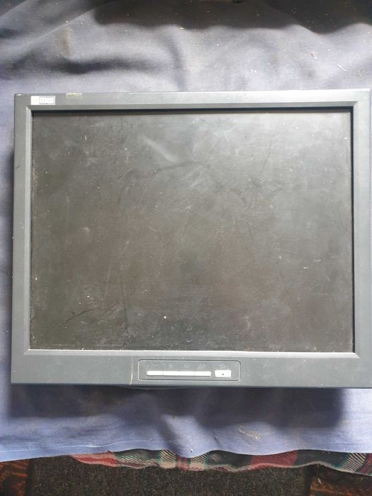 6 броя монитори ,три работещ и три за части