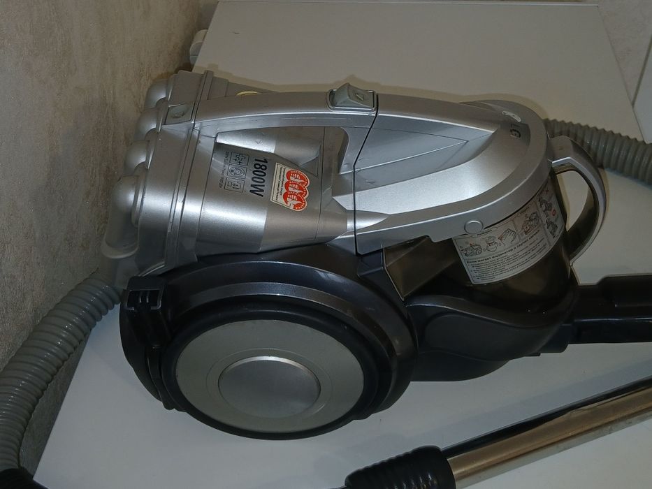 Продаю мощный пылесос