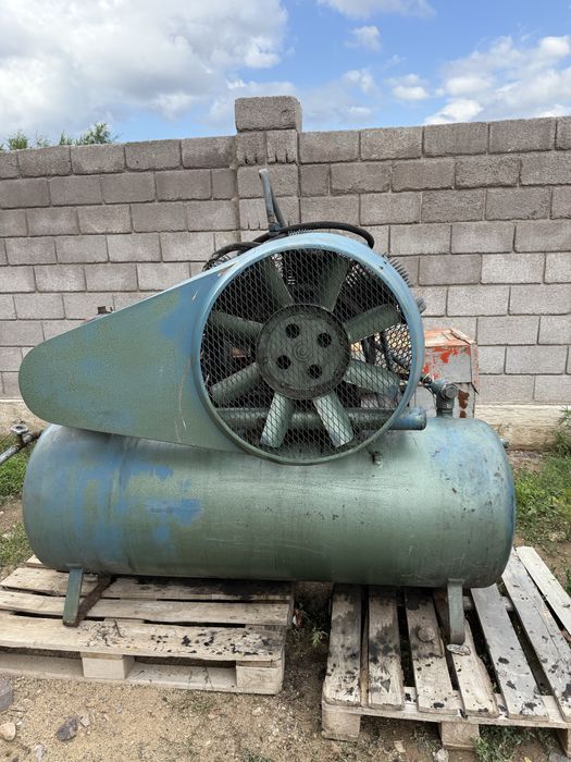 Продам промышленный компрессор