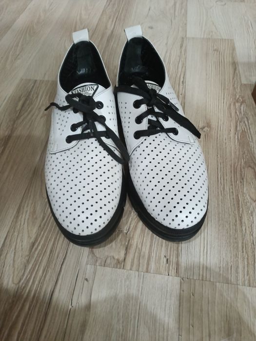 Продам женские ботинки