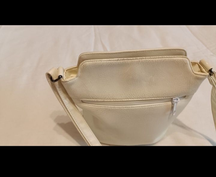 Geanta de umăr din piele de  culoarea crem