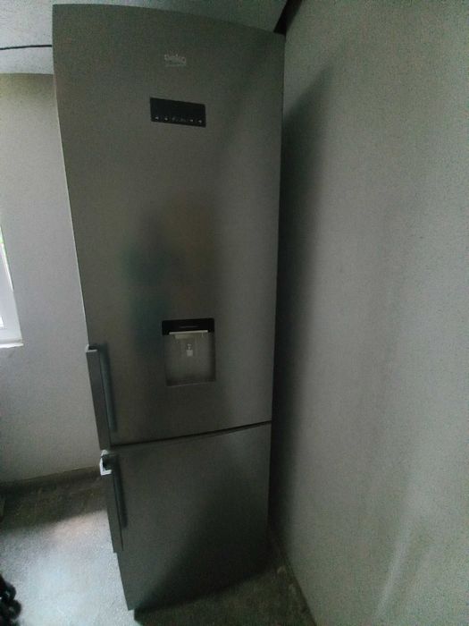 Combina frigorifica Beko ,355 litri,NoFrost, H=203 cm,dozator de apa.